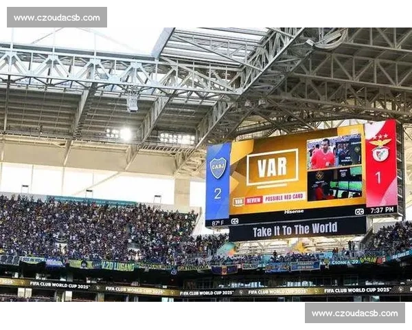 中国裁判马宁携海信 VAR 亮相世俱杯 执法与科技双突破 中国裁判马宁携海信 VAR 亮相世俱杯 执法与科技双突破