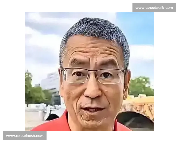 56 岁白岩松踢球滑倒不起，健康亮红灯引关注